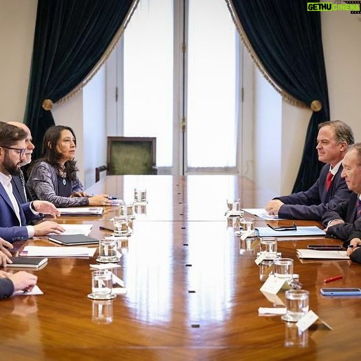 Karol Cariola Instagram - Reunión de las mesas directivas de la Cámara de Diputados/as y el Senado con el Presidente de la República @gabrielboric 🤝🏼 Junto al presidente del @senadochile @senadorjosegarciaruminot y los vicepresidentes de ambas mesas @ericaedojeldres @diputadogasparrivas y @matiaswalkerprieto fuimos convocados por el presidente Gabriel Boric para colaborar en el avance legislativo de la agenda de trabajo para el crecimiento económico, progreso social y responsabilidad fiscal. 👉🏼Se nos presentaron 21 proyectos de ley, de los cuales la mayoría se encuentran tramitados en el Senado. 👉🏼Ambas mesas nos hemos comprometido en contribuir a que esta agenda al menos sea tramitada durante este año, antes de la ley de presupuesto, en el Congreso Nacional. Cada sector político podrá manifestar su opinión en el proceso de discusión democrática y votar como consideren adecuado, lo que importa es que la discusión avance.