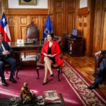 Karol Cariola Instagram - Hoy como Mesa de la Cámara de Diputadas y Diputados, junto a los vicepresidentes Gaspar Rivas @diputadogasparrivas y Eric Aedo @ericaedojeldres , sostuvimos una reunión protocolar de saludo con el Presidente de la Corte Suprema, Ricardo Blanco. Instancia en la que le manifestamos nuestra voluntad de desarrollar un trabajo armonioso entre ambos poderes del Estado. También pude comentarle sobre los avances de la Reforma al Código Penal que se han logrado en la Comisión de Constitución y aprovechamos de agradecerle el permanente aporte del Poder Judicial cada vez que ha sido consultado para el trabajo de las materias legislativas.
