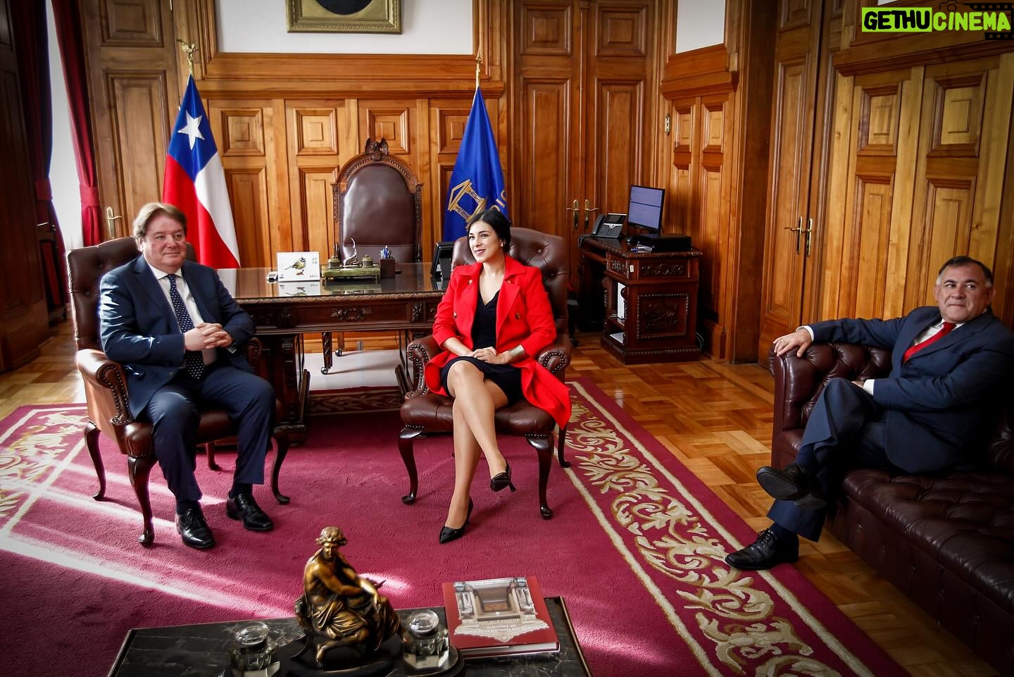 Karol Cariola Instagram - Hoy como Mesa de la Cámara de Diputadas y Diputados, junto a los vicepresidentes Gaspar Rivas @diputadogasparrivas y Eric Aedo @ericaedojeldres , sostuvimos una reunión protocolar de saludo con el Presidente de la Corte Suprema, Ricardo Blanco. Instancia en la que le manifestamos nuestra voluntad de desarrollar un trabajo armonioso entre ambos poderes del Estado. También pude comentarle sobre los avances de la Reforma al Código Penal que se han logrado en la Comisión de Constitución y aprovechamos de agradecerle el permanente aporte del Poder Judicial cada vez que ha sido consultado para el trabajo de las materias legislativas.