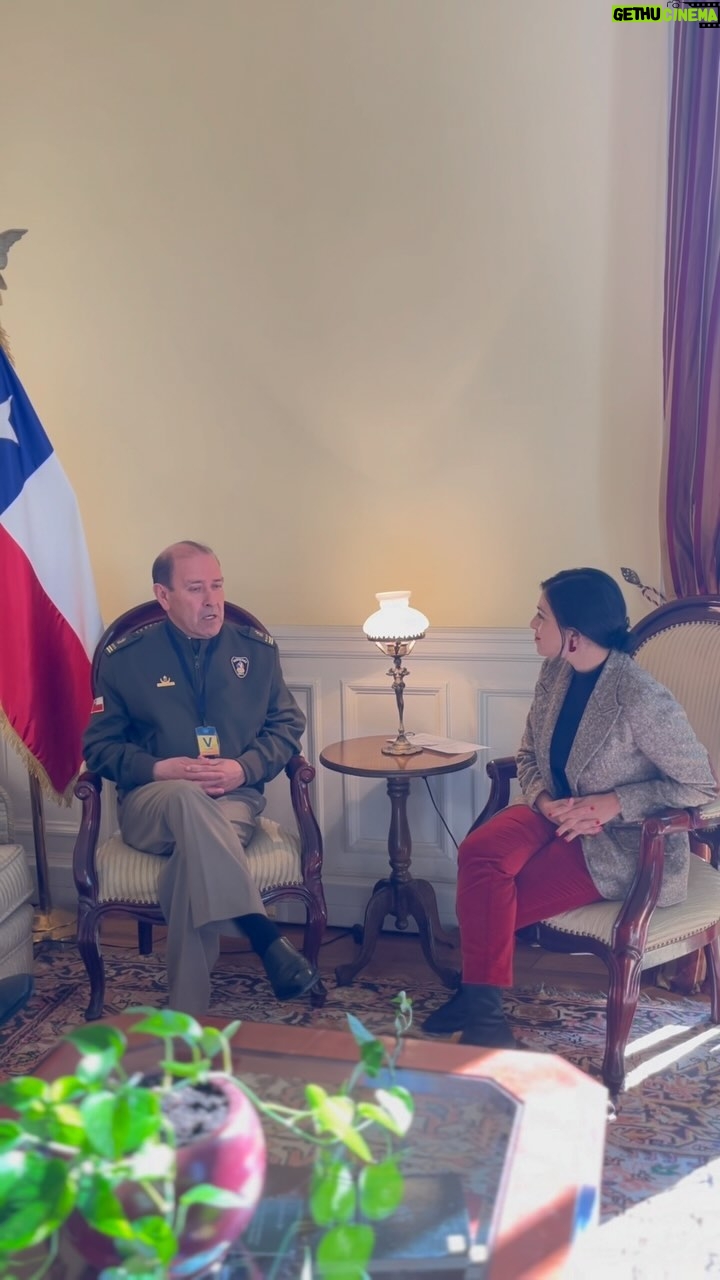 Karol Cariola Instagram - Esta mañana, junto al vicepresidente @ericaedojeldres recibimos el saludo protocolar de @bomberoschileoficial encabezado por el presidente de su Junta Nacional, Juan Carlos Field y la secretaria nacional Valeska Acevedo, quien nos contó además que es la segunda mujer en la historia en integrar la directiva nacional 👏🏼 Agradezco el reconocimiento de esta institución que cumple un rol tan fundamental en la labor que todos los días sus voluntarias y voluntarios realizan al acudir ante cualquier situación de emergencia. Valoro profundamente el trabajo del Cuerpo de Bomberos, al que también tengo el honor y la responsabilidad de pertenecer desde mi querida 21ª Compañía de Santiago ❤️ Desde la Cámara de @diputadasydiputadoscl cuentan con mi compromiso para contribuir en todo lo que podamos aportar.