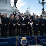 Karol Cariola Instagram - Ceremonia de honor a las Glorias Navales⚓️ Hoy en representación de la Cámara de @diputadasydiputadoscl junto a las autoridades de todos los poderes del Estado, estamos participando del aniversario 145° del Combate Naval de Iquique y Punta Gruesa, encabezada por el comandante en jefe de la Armada, almirante Juan Andrés de la Maza, el Presidente @gabrielboric y la ministra @maya_fernandez_allende El Almirante destacó la importancia de la aprobación del proyecto de ley que fortalece la policia maritima, el cual fue uno de los primeros proyectos que, desde esta nueva Mesa Directiva que me toca encabezar, agilizamos y promovimos su aprobación. Esto refleja lo fundamental que es el trabajo en conjunto y el aporte que pueden realizar quienes resguardan nuestras fronteras en el combate al crimen organizado.