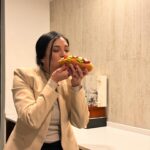 Karol Cariola Instagram - Antes de que termine el día, les quiero compartir que mi hermanita me esperó en casa con un rico completo al final de la jornada 🌭… me gusta con tomate, palta, mayo, ketchup y mostaza (no quedaba). Y ustedes comieron completos hoy? Cómo es su completo favorito? Las y los leo… 👀 #díadelcompleto #díadelcompleto🌭