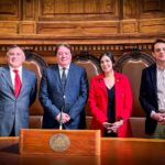 Karol Cariola Instagram - Hoy como Mesa de la Cámara de Diputadas y Diputados, junto a los vicepresidentes Gaspar Rivas @diputadogasparrivas y Eric Aedo @ericaedojeldres , sostuvimos una reunión protocolar de saludo con el Presidente de la Corte Suprema, Ricardo Blanco. Instancia en la que le manifestamos nuestra voluntad de desarrollar un trabajo armonioso entre ambos poderes del Estado. También pude comentarle sobre los avances de la Reforma al Código Penal que se han logrado en la Comisión de Constitución y aprovechamos de agradecerle el permanente aporte del Poder Judicial cada vez que ha sido consultado para el trabajo de las materias legislativas.