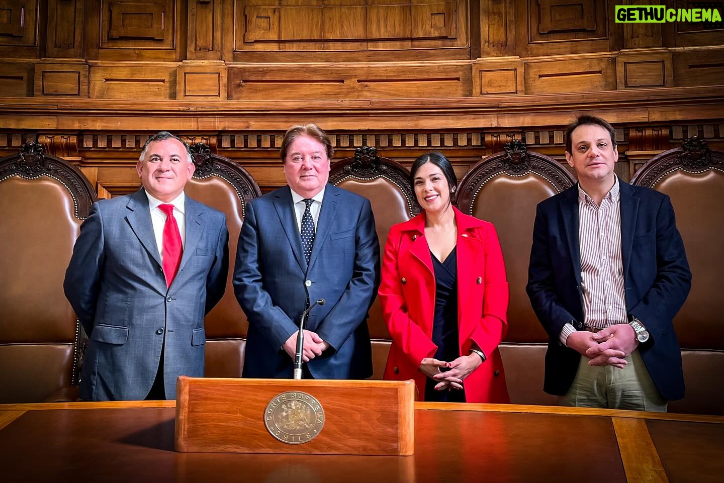 Karol Cariola Instagram - Hoy como Mesa de la Cámara de Diputadas y Diputados, junto a los vicepresidentes Gaspar Rivas @diputadogasparrivas y Eric Aedo @ericaedojeldres , sostuvimos una reunión protocolar de saludo con el Presidente de la Corte Suprema, Ricardo Blanco. Instancia en la que le manifestamos nuestra voluntad de desarrollar un trabajo armonioso entre ambos poderes del Estado. También pude comentarle sobre los avances de la Reforma al Código Penal que se han logrado en la Comisión de Constitución y aprovechamos de agradecerle el permanente aporte del Poder Judicial cada vez que ha sido consultado para el trabajo de las materias legislativas.