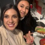 Karol Cariola Instagram - Antes de que termine el día, les quiero compartir que mi hermanita me esperó en casa con un rico completo al final de la jornada 🌭… me gusta con tomate, palta, mayo, ketchup y mostaza (no quedaba). Y ustedes comieron completos hoy? Cómo es su completo favorito? Las y los leo… 👀 #díadelcompleto #díadelcompleto🌭