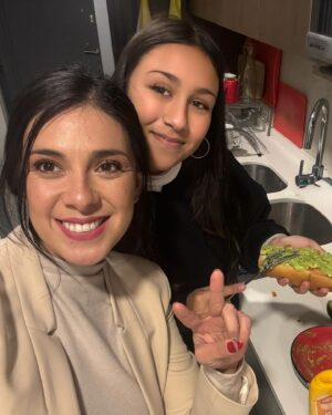 Karol Cariola Instagram - Antes de que termine el día, les quiero compartir que mi hermanita me esperó en casa con un rico completo al final de la jornada 🌭… me gusta con tomate, palta, mayo, ketchup y mostaza (no quedaba).

Y ustedes comieron completos hoy? Cómo es su completo favorito? Las y los leo… 👀

#díadelcompleto #díadelcompleto🌭