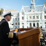 Karol Cariola Instagram - Ceremonia de honor a las Glorias Navales⚓️ Hoy en representación de la Cámara de @diputadasydiputadoscl junto a las autoridades de todos los poderes del Estado, estamos participando del aniversario 145° del Combate Naval de Iquique y Punta Gruesa, encabezada por el comandante en jefe de la Armada, almirante Juan Andrés de la Maza, el Presidente @gabrielboric y la ministra @maya_fernandez_allende El Almirante destacó la importancia de la aprobación del proyecto de ley que fortalece la policia maritima, el cual fue uno de los primeros proyectos que, desde esta nueva Mesa Directiva que me toca encabezar, agilizamos y promovimos su aprobación. Esto refleja lo fundamental que es el trabajo en conjunto y el aporte que pueden realizar quienes resguardan nuestras fronteras en el combate al crimen organizado.