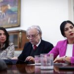 Karol Cariola Instagram - A primera de hora de este jueves, como mesa de la Cámara de Diputadas y Diputados, junto al vicepresidente @ericaedojeldres nos reunimos con la ministra del Interior, @carolina_toha , el ministro de la @segpres , @aelizaldes , la Subsecretaria @macarenalobospalacios y el Secretario General de la Cámara, Miguel Landeros, para dar inicio a una coordinación tripartita de las prioridades legislativas entre el Ejecutivo y ambas cámaras del Congreso Nacional. Estamos trabajando ordenada y coordinadamente para dar avances significativos en una nueva agenda con foco en tres áreas prioritarias: Seguridad Pública, Seguridad Económica y Seguridad Social. Es nuestro deber resolver los problemas que son urgentes para la ciudadanía y a ello estamos abocados.