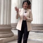 Karol Cariola Instagram - Este domingo 26 te invito al Congreso Nacional 🌹 #DiadelosPatrimonios 🇨🇱 | ¿Sabían que la sede de Santiago del Congreso Nacional es considerado Monumento Histórico de nuestro país? 🏛️ Este sábado y domingo celebramos esta instancia colectiva y gratuita ,que nos invita a descubrir y acercarnos a la cultura y la historia colectiva de nuestros pueblos que también está presente en cada rincón de nuestras ciudades❤️ Y desde la Cámara de @diputadasydiputadoscl ,les invitamos a ser parte de las visitas guiadas de este edificio patrimonial que podrán recorrer este domingo 26, entre las 10:00 y las 15:00 hrs👌🏼 👀 El ingreso será por calle Compañía 1131, Santiago📍