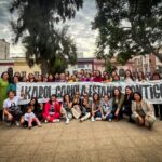 Karol Cariola Instagram - Gracias queridas compañeras por esta bonita sorpresa 🫶🏼 Todas mujeres fuertes, valientes y muy comprometidas con Chile, que desde distintos cargos públicos como ministras, subsecretarias, alcaldesas, consejeras regionales, concejalas, dirigentas sociales y colegas matronas, ayer me entregaron su saludo y cariño💜 Para mí es muy especial contar con cada una, sabemos que el camino para nosotras no ha sido fácil, por eso valoro el rol que han jugado en sus diferentes espacios, abriendo puertas para que hoy podamos ocupar un lugar tan importante como es la presidencia de la Cámara de Diputados y Diputadas. Hemos decidido romper los techos de cristal en todos los espacios políticos y de representación y así lo seguiremos haciendo. A esta responsabilidad nueva no he llegado sola, sino que con cada una de las mujeres de nuestro país ❤️🇨🇱 Agradezco muchísimo todo el cariño, no solo de quienes me acompañaron ayer sino de cada una de las personas que me hizo llegar su mensaje y saludo durante esta primera semana de este nuevo desafío 🙏