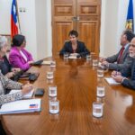 Karol Cariola Instagram - A primera de hora de este jueves, como mesa de la Cámara de Diputadas y Diputados, junto al vicepresidente @ericaedojeldres nos reunimos con la ministra del Interior, @carolina_toha , el ministro de la @segpres , @aelizaldes , la Subsecretaria @macarenalobospalacios y el Secretario General de la Cámara, Miguel Landeros, para dar inicio a una coordinación tripartita de las prioridades legislativas entre el Ejecutivo y ambas cámaras del Congreso Nacional. Estamos trabajando ordenada y coordinadamente para dar avances significativos en una nueva agenda con foco en tres áreas prioritarias: Seguridad Pública, Seguridad Económica y Seguridad Social. Es nuestro deber resolver los problemas que son urgentes para la ciudadanía y a ello estamos abocados.