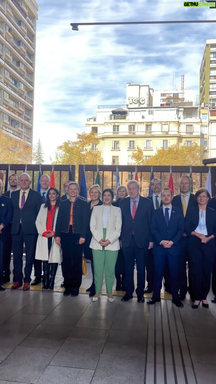 Karol Cariola Instagram - DÍA DE EUROPA🇪🇺 En representación de la Cámara de @diputadasydiputadoscl participé del Día de la Unión Europea que celebra 74 años de su proceso de integración. Esperamos continuar fortaleciendo nuestras relaciones diplomáticas en pos de la colaboración y la integración de nuestro país y las 27 naciones europeas amigas🤝🏼