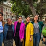 Karol Cariola Instagram - Gracias queridas compañeras por esta bonita sorpresa 🫶🏼 Todas mujeres fuertes, valientes y muy comprometidas con Chile, que desde distintos cargos públicos como ministras, subsecretarias, alcaldesas, consejeras regionales, concejalas, dirigentas sociales y colegas matronas, ayer me entregaron su saludo y cariño💜 Para mí es muy especial contar con cada una, sabemos que el camino para nosotras no ha sido fácil, por eso valoro el rol que han jugado en sus diferentes espacios, abriendo puertas para que hoy podamos ocupar un lugar tan importante como es la presidencia de la Cámara de Diputados y Diputadas. Hemos decidido romper los techos de cristal en todos los espacios políticos y de representación y así lo seguiremos haciendo. A esta responsabilidad nueva no he llegado sola, sino que con cada una de las mujeres de nuestro país ❤️🇨🇱 Agradezco muchísimo todo el cariño, no solo de quienes me acompañaron ayer sino de cada una de las personas que me hizo llegar su mensaje y saludo durante esta primera semana de este nuevo desafío 🙏