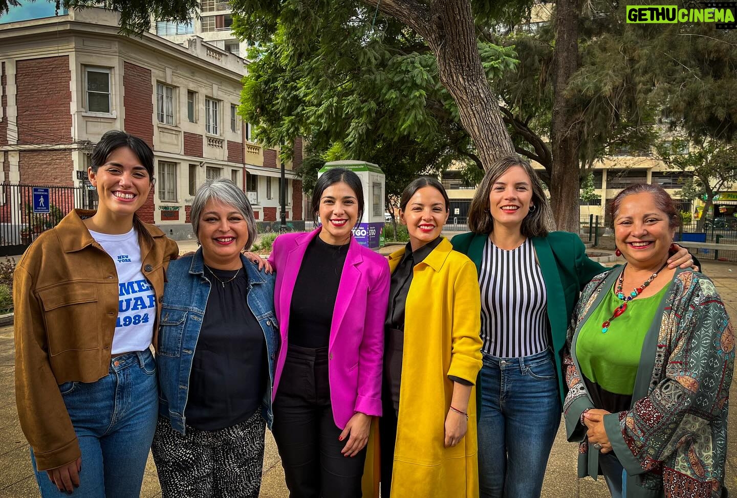 Karol Cariola Instagram - Gracias queridas compañeras por esta bonita sorpresa 🫶🏼 Todas mujeres fuertes, valientes y muy comprometidas con Chile, que desde distintos cargos públicos como ministras, subsecretarias, alcaldesas, consejeras regionales, concejalas, dirigentas sociales y colegas matronas, ayer me entregaron su saludo y cariño💜 Para mí es muy especial contar con cada una, sabemos que el camino para nosotras no ha sido fácil, por eso valoro el rol que han jugado en sus diferentes espacios, abriendo puertas para que hoy podamos ocupar un lugar tan importante como es la presidencia de la Cámara de Diputados y Diputadas. Hemos decidido romper los techos de cristal en todos los espacios políticos y de representación y así lo seguiremos haciendo. A esta responsabilidad nueva no he llegado sola, sino que con cada una de las mujeres de nuestro país ❤️🇨🇱 Agradezco muchísimo todo el cariño, no solo de quienes me acompañaron ayer sino de cada una de las personas que me hizo llegar su mensaje y saludo durante esta primera semana de este nuevo desafío 🙏