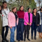 Karol Cariola Instagram - Gracias queridas compañeras por esta bonita sorpresa 🫶🏼 Todas mujeres fuertes, valientes y muy comprometidas con Chile, que desde distintos cargos públicos como ministras, subsecretarias, alcaldesas, consejeras regionales, concejalas, dirigentas sociales y colegas matronas, ayer me entregaron su saludo y cariño💜 Para mí es muy especial contar con cada una, sabemos que el camino para nosotras no ha sido fácil, por eso valoro el rol que han jugado en sus diferentes espacios, abriendo puertas para que hoy podamos ocupar un lugar tan importante como es la presidencia de la Cámara de Diputados y Diputadas. Hemos decidido romper los techos de cristal en todos los espacios políticos y de representación y así lo seguiremos haciendo. A esta responsabilidad nueva no he llegado sola, sino que con cada una de las mujeres de nuestro país ❤️🇨🇱 Agradezco muchísimo todo el cariño, no solo de quienes me acompañaron ayer sino de cada una de las personas que me hizo llegar su mensaje y saludo durante esta primera semana de este nuevo desafío 🙏