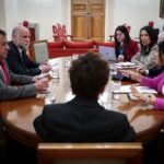 Karol Cariola Instagram - A primera de hora de este jueves, como mesa de la Cámara de Diputadas y Diputados, junto al vicepresidente @ericaedojeldres nos reunimos con la ministra del Interior, @carolina_toha , el ministro de la @segpres , @aelizaldes , la Subsecretaria @macarenalobospalacios y el Secretario General de la Cámara, Miguel Landeros, para dar inicio a una coordinación tripartita de las prioridades legislativas entre el Ejecutivo y ambas cámaras del Congreso Nacional. Estamos trabajando ordenada y coordinadamente para dar avances significativos en una nueva agenda con foco en tres áreas prioritarias: Seguridad Pública, Seguridad Económica y Seguridad Social. Es nuestro deber resolver los problemas que son urgentes para la ciudadanía y a ello estamos abocados.