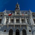 Karol Cariola Instagram - Ceremonia de honor a las Glorias Navales⚓️ Hoy en representación de la Cámara de @diputadasydiputadoscl junto a las autoridades de todos los poderes del Estado, estamos participando del aniversario 145° del Combate Naval de Iquique y Punta Gruesa, encabezada por el comandante en jefe de la Armada, almirante Juan Andrés de la Maza, el Presidente @gabrielboric y la ministra @maya_fernandez_allende El Almirante destacó la importancia de la aprobación del proyecto de ley que fortalece la policia maritima, el cual fue uno de los primeros proyectos que, desde esta nueva Mesa Directiva que me toca encabezar, agilizamos y promovimos su aprobación. Esto refleja lo fundamental que es el trabajo en conjunto y el aporte que pueden realizar quienes resguardan nuestras fronteras en el combate al crimen organizado.