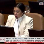 Karol Cariola Instagram - ✅ ¡Aprobamos el proyecto que obliga a las empresas de transporte interurbano a identificar y vincular a las y los pasajeros con su equipaje! 🚍🧳 📣 Este miércoles, desde la Cámara de @diputadasydiputadoscl despachamos al Senado esta iniciativa que es uno de los 32 compromisos de la agenda priorizada de seguridad 🙌🏼 🤔¿De qué se trata? Lo que hace es introducir modificaciones urgentes a la Ley de Tránsito para contrarrestar el aumento de actividades delictivas en las que el transporte interurbano es utilizado, por ejemplo, para el tráfico de drogas en equipajes sin dueño. ☝🏽Las empresas deberán señalar expresamente en el boleto si quien viaja lo hace portando o no equipaje. Esperamos su rápida tramitación ya que es fundamental que se pueda sancionar penalmente a aquellos que delinquen y lucran con la vidas de las personas.
