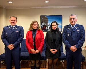 Karol Cariola Instagram - Reunión con el Comandante en Jefe de la FACH 👨🏼‍✈️🇨🇱✈️

 📝 Esta mañana sostuve una reunión de trabajo con el Comandante en Jefe de la Fuerza Aérea de Chile, Hugo Rodríguez, con quien discutimos diferentes materias de común interés como continuar el trabajo ya iniciado para empujar la destinación de viviendas FACH a comités de vivienda de la comuna de #Conchalí

👉🏼 También abordamos la situación geopolítica de la Antártica y la decision de Chile de garantizar que siga siendo un continente dedicado a la ciencia y no a la explotación comercial📍