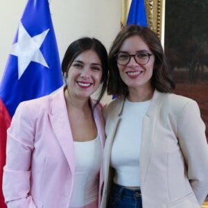 Karol Cariola Instagram - Esta tarde recibí la visita de la ministra vocera de Gobierno @camilantoniamaranta 🙌 Abordamos los diferentes desafíos que tenemos de frente para el avance de una agenda legislativa que ponga al centro el interés del país.