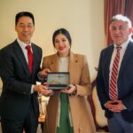 Karol Cariola Instagram - 🇨🇳REUNIÓN CON EMBAJADOR DE LA REPÚBLICA POPULAR DE CHINA EN CHILE, NIU QINGBAO Esta mañana, junto al vicepresidente Eric Aedo @ericaedojeldres recibimos la visita del Embajador de China en Chile, Niu Qingbao, para intercambiar visiones sobre las relaciones diplomáticas con un país que se ha transformado en nuestro principal socio comercial. Estas relaciones han estado marcadas por el respeto, la cooperación y el intercambio no solo comercial, sino también en otras áreas como la cultura. Hemos reafirmado nuestro interés por el desarrollo y crecimiento compartido de la humanidad, el reconocimiento de una China unificada y la ratificación del principio de neutralidad tecnológica. Esperamos contribuir en la profundización de nuestras relaciones y amistad con China 🇨🇳🇨🇱