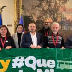 Karol Cariola Instagram - ¡Nos reunimos con la Coordinadora #Quepaselamicro de Valparaíso #5taRegion! Hoy junto al diputado Luis Cuello, @luiscuellodiputado ,presidente de la comisión del Trabajo, y la diputada Marta Gonzalez, @martagonzalezdiputada ,recibimos a la Coordinadora Que Pase la Micro de Valparaíso 5ta región @coordinadora.quepaselamicro junto a dirigentes y dirigentas de la @uncovalpo para escuchar sus sentidas demandas y comprometernos con el avance de la Ley #Quepaselamicro 🚍 Sabemos que el transporte es una necesidad fundamental para las trabajadoras y trabajadores de nuestros país, justamente en atención a esa urgencia es que mañana a las 7 de las tarde tendremos una sesión especial en la Sala de la Cámara de @diputadasydiputadoscl para tratar los problemas del transporte público en las regiones del país, como también las acciones y caminos para abordarlos. Estará presente el Ministro de Transporte @juancarlosmunoz90 y el @subtrans_chile @jorgedaza01