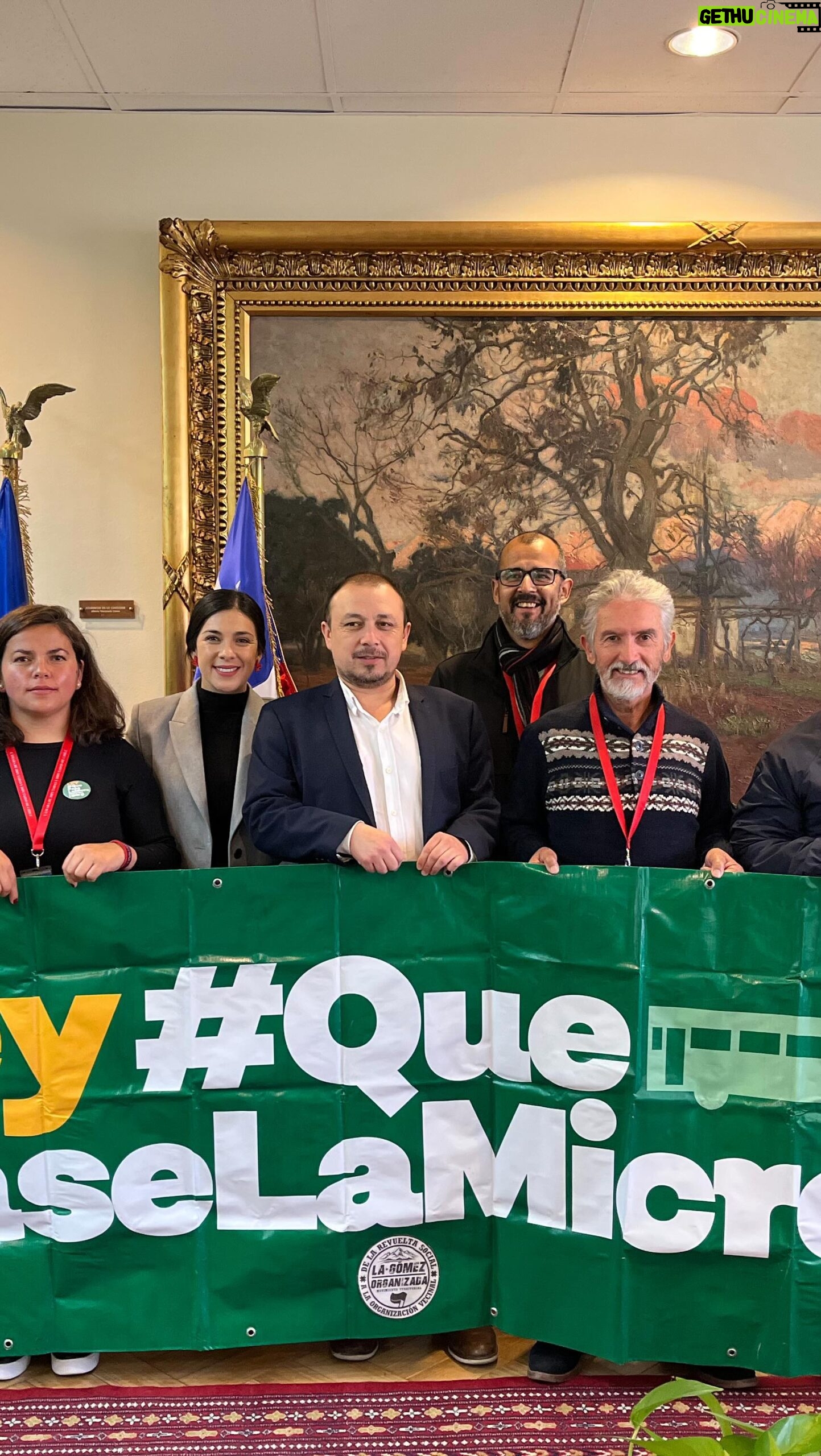 Karol Cariola Instagram - ¡Nos reunimos con la Coordinadora #Quepaselamicro de Valparaíso #5taRegion! Hoy junto al diputado Luis Cuello, @luiscuellodiputado ,presidente de la comisión del Trabajo, y la diputada Marta Gonzalez, @martagonzalezdiputada ,recibimos a la Coordinadora Que Pase la Micro de Valparaíso 5ta región @coordinadora.quepaselamicro junto a dirigentes y dirigentas de la @uncovalpo para escuchar sus sentidas demandas y comprometernos con el avance de la Ley #Quepaselamicro 🚍 Sabemos que el transporte es una necesidad fundamental para las trabajadoras y trabajadores de nuestros país, justamente en atención a esa urgencia es que mañana a las 7 de las tarde tendremos una sesión especial en la Sala de la Cámara de @diputadasydiputadoscl para tratar los problemas del transporte público en las regiones del país, como también las acciones y caminos para abordarlos. Estará presente el Ministro de Transporte @juancarlosmunoz90 y el @subtrans_chile @jorgedaza01