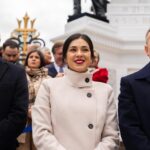Karol Cariola Instagram - Ceremonia de honor a las Glorias Navales⚓️ Hoy en representación de la Cámara de @diputadasydiputadoscl junto a las autoridades de todos los poderes del Estado, estamos participando del aniversario 145° del Combate Naval de Iquique y Punta Gruesa, encabezada por el comandante en jefe de la Armada, almirante Juan Andrés de la Maza, el Presidente @gabrielboric y la ministra @maya_fernandez_allende El Almirante destacó la importancia de la aprobación del proyecto de ley que fortalece la policia maritima, el cual fue uno de los primeros proyectos que, desde esta nueva Mesa Directiva que me toca encabezar, agilizamos y promovimos su aprobación. Esto refleja lo fundamental que es el trabajo en conjunto y el aporte que pueden realizar quienes resguardan nuestras fronteras en el combate al crimen organizado.