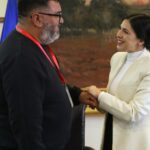 Karol Cariola Instagram - 🔴 Reunión con la Central Unitaria de Trabajadores🤝🏼 Hoy junto al presidente de la Comisión del Trabajo, Luis Cuello, y el diputado Boris Barrera, integrante de la Comisión de Hacienda, recibimos a la directiva de la Central Unitaria de Trabajadores @cutdechile, encabezada por su presidente, David Acuña. 👉🏼Durante la reunión pudimos escuchar y dialogar sobre el acuerdo al que se llegó con el Gobierno sobre negociación ramal, reactivación del bolsillo electrónico, estabilización de la parafina y reajuste del sueldo mínimo. 👉🏼Es fundamental la opinión de la CUT y fortalecer nuestro trabajo conjunto con la sociedad civil en los procesos legislativos, poniendo siempre como prioridad mejorar la vida de las chilenas y chilenos.