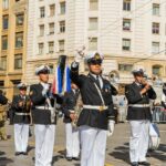 Karol Cariola Instagram - Ceremonia de honor a las Glorias Navales⚓️ Hoy en representación de la Cámara de @diputadasydiputadoscl junto a las autoridades de todos los poderes del Estado, estamos participando del aniversario 145° del Combate Naval de Iquique y Punta Gruesa, encabezada por el comandante en jefe de la Armada, almirante Juan Andrés de la Maza, el Presidente @gabrielboric y la ministra @maya_fernandez_allende El Almirante destacó la importancia de la aprobación del proyecto de ley que fortalece la policia maritima, el cual fue uno de los primeros proyectos que, desde esta nueva Mesa Directiva que me toca encabezar, agilizamos y promovimos su aprobación. Esto refleja lo fundamental que es el trabajo en conjunto y el aporte que pueden realizar quienes resguardan nuestras fronteras en el combate al crimen organizado.