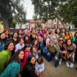 Karol Cariola Instagram - Gracias queridas compañeras por esta bonita sorpresa 🫶🏼 Todas mujeres fuertes, valientes y muy comprometidas con Chile, que desde distintos cargos públicos como ministras, subsecretarias, alcaldesas, consejeras regionales, concejalas, dirigentas sociales y colegas matronas, ayer me entregaron su saludo y cariño💜 Para mí es muy especial contar con cada una, sabemos que el camino para nosotras no ha sido fácil, por eso valoro el rol que han jugado en sus diferentes espacios, abriendo puertas para que hoy podamos ocupar un lugar tan importante como es la presidencia de la Cámara de Diputados y Diputadas. Hemos decidido romper los techos de cristal en todos los espacios políticos y de representación y así lo seguiremos haciendo. A esta responsabilidad nueva no he llegado sola, sino que con cada una de las mujeres de nuestro país ❤️🇨🇱 Agradezco muchísimo todo el cariño, no solo de quienes me acompañaron ayer sino de cada una de las personas que me hizo llegar su mensaje y saludo durante esta primera semana de este nuevo desafío 🙏