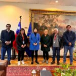 Karol Cariola Instagram - 🔴Reunión con Asociación Nacional de Ferias Libres 🍓🥬 Esta mañana, junto a Edson Chavez, en representación del diputado @luiscuellodiputado , nos hemos reunido una vez más con parte de la directiva de la Asociación Nacional de Ferias Libres (ASOF) @feriaslibres , encabezada por su presidente Froilán Flores y su Director Nacional Hugo Campos. Desde #ViñadelMar también estuvieron presentes, parte de la directiva de la feria Estero, María Marín, su presidenta y Nancy Salgado, su secretaria. 👉🏼Abordamos la importancia de desarrollar un acuerdo tributario para las ferias libres, además de la necesidad de contar con una Ley Nacional de Ferias Libres. 👉🏼Continuamos trabajando también para dar respuesta a las y los feriantes damnificados por los incendios de la V región, dando cuenta de las gestiones realizadas a través del Ministerio de Economía y con la Gobernación Regional.