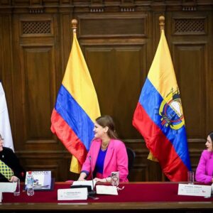 Karol Cariola Instagram - Celebramos la condecoración «Simón Bolivar a la Integración Latinoamericana» a nuestra ex Presidenta Michelle Bachelet, quien recibió la máxima distinción que entrega el @parlamentoandino por su importante contribución para la cooperación en la región 👏🏽 
Como Presidenta de la Cámara de @diputadasydiputadoscl , quiero destacar también la celebración en nuestro país de las sesiones de este importante organismo interregional, encabezado por su presidenta @yolibertadora , que se enfocaron en el combate conjunto contra el crimen organizado. Esperamos contribuir a la armonización de nuestras legislaciones en materia de seguridad.