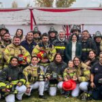 Karol Cariola Instagram - 🔴 Competencia José Miguel Besoain 2024 del Cuerpo de Bomberos de Santiago 🚒 🧑🏽‍🚒 Junto al Superintendente del @cbs1863 , Pablo Cortés de Solminihac, el comandante Jorge Guevara, además del jefe de la Unidad de Gestión, Riesgo y Emergencia del Ministerio de @interior.cl ,Camilo Grez y cada uno de los directores de las 22 compañías, presenciamos el tremendo desempeño y profesionalismo con que las bomberas y bomberos de nuestro país trabajan diariamente.👏🏼 🏅Mis felicitaciones a las compañías que demostraron sus mejores habilidades en las modalidades de “Agua” y “Escala”🤩 Como voluntaria de la 21a Compañía de Renca, me emocionó mucho poder acompañarles junto a nuestro director Felix Sarno, y recibir el saludo de mis queridas compañeras y compañeros voluntarios de la @bombarenca21 ❤️