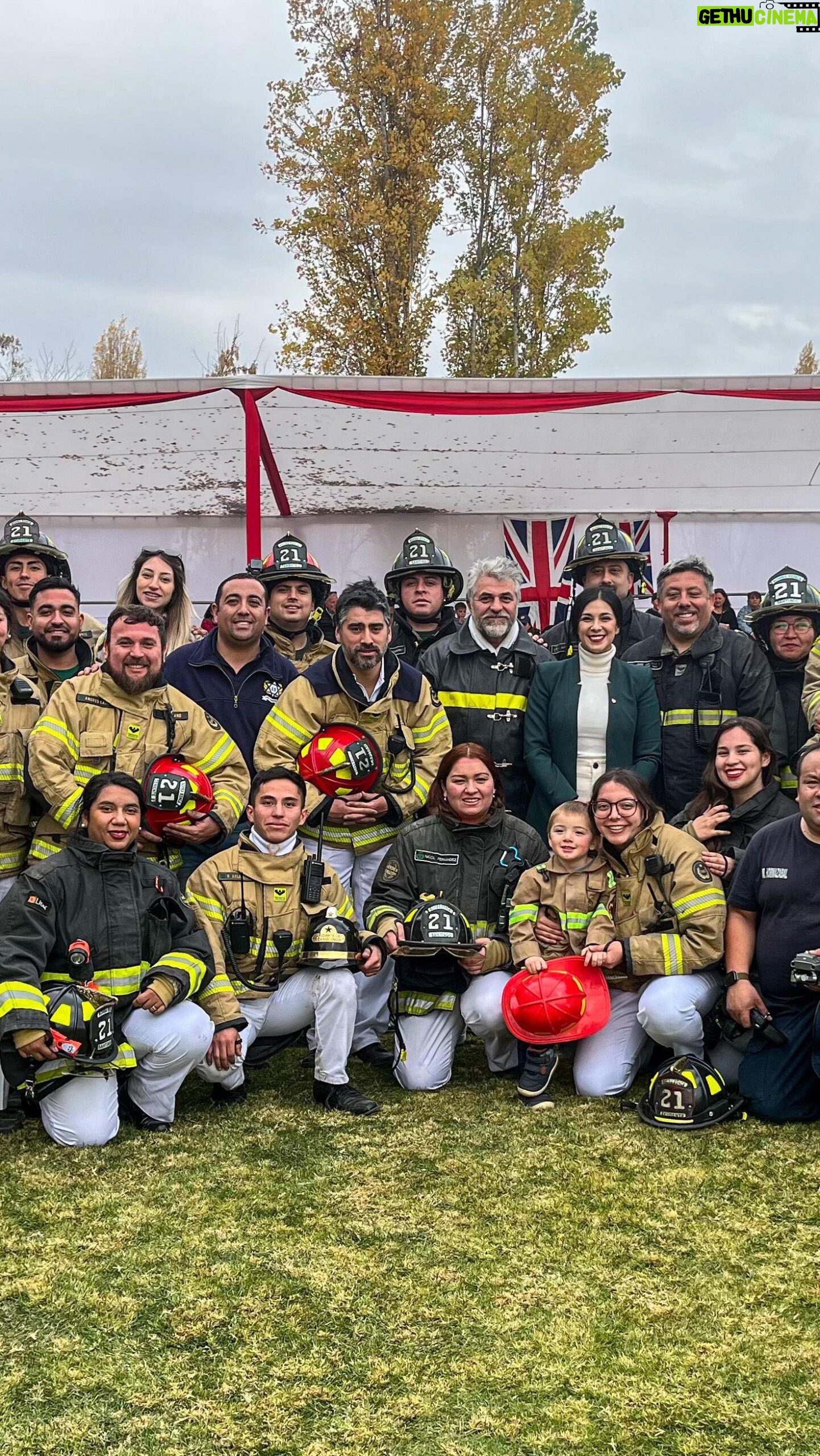 Karol Cariola Instagram - 🔴 Competencia José Miguel Besoain 2024 del Cuerpo de Bomberos de Santiago 🚒 🧑🏽🚒 Junto al Superintendente del @cbs1863 , Pablo Cortés de Solminihac, el comandante Jorge Guevara, además del jefe de la Unidad de Gestión, Riesgo y Emergencia del Ministerio de @interior.cl ,Camilo Grez y cada uno de los directores de las 22 compañías, presenciamos el tremendo desempeño y profesionalismo con que las bomberas y bomberos de nuestro país trabajan diariamente.👏🏼 🏅Mis felicitaciones a las compañías que demostraron sus mejores habilidades en las modalidades de “Agua” y “Escala”🤩 Como voluntaria de la 21a Compañía de Renca, me emocionó mucho poder acompañarles junto a nuestro director Felix Sarno, y recibir el saludo de mis queridas compañeras y compañeros voluntarios de la @bombarenca21 ❤️