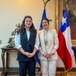 Karol Cariola Instagram - Reunión de trabajo con la ministra de la Mujer y la Equidad de Género 💜 Sostuvimos una fructífera reunión de trabajo con la ministra @totiorellanag con quien abordamos las diferentes iniciativas legislativas que están impulsando desde el @minmujeryeg para mejorar la vida de las mujeres de nuestro país. Conquistar mas derechos y protección, equidad de género y más oportunidades. Seguiremos trabajando para contribuir desde la cámara de @diputadasydiputadoscl a que esta agenda avance 🤜🏻🤛🏻