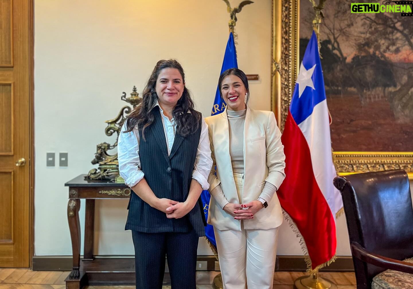 Karol Cariola Instagram - Reunión de trabajo con la ministra de la Mujer y la Equidad de Género 💜 Sostuvimos una fructífera reunión de trabajo con la ministra @totiorellanag con quien abordamos las diferentes iniciativas legislativas que están impulsando desde el @minmujeryeg para mejorar la vida de las mujeres de nuestro país. Conquistar mas derechos y protección, equidad de género y más oportunidades. Seguiremos trabajando para contribuir desde la cámara de @diputadasydiputadoscl a que esta agenda avance 🤜🏻🤛🏻