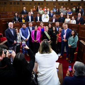 Karol Cariola Instagram - Celebramos la condecoración «Simón Bolivar a la Integración Latinoamericana» a nuestra ex Presidenta Michelle Bachelet, quien recibió la máxima distinción que entrega el @parlamentoandino por su importante contribución para la cooperación en la región 👏🏽 
Como Presidenta de la Cámara de @diputadasydiputadoscl , quiero destacar también la celebración en nuestro país de las sesiones de este importante organismo interregional, encabezado por su presidenta @yolibertadora , que se enfocaron en el combate conjunto contra el crimen organizado. Esperamos contribuir a la armonización de nuestras legislaciones en materia de seguridad.