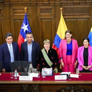 Karol Cariola Instagram - Celebramos la condecoración «Simón Bolivar a la Integración Latinoamericana» a nuestra ex Presidenta Michelle Bachelet, quien recibió la máxima distinción que entrega el @parlamentoandino por su importante contribución para la cooperación en la región 👏🏽 
Como Presidenta de la Cámara de @diputadasydiputadoscl , quiero destacar también la celebración en nuestro país de las sesiones de este importante organismo interregional, encabezado por su presidenta @yolibertadora , que se enfocaron en el combate conjunto contra el crimen organizado. Esperamos contribuir a la armonización de nuestras legislaciones en materia de seguridad.
