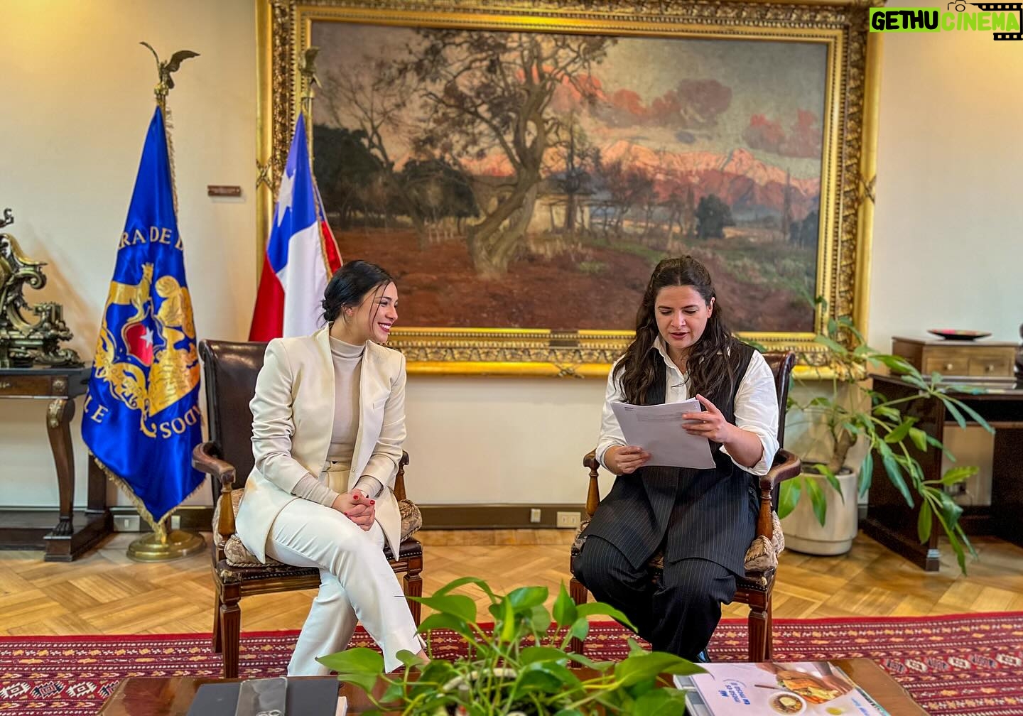 Karol Cariola Instagram - Reunión de trabajo con la ministra de la Mujer y la Equidad de Género 💜 Sostuvimos una fructífera reunión de trabajo con la ministra @totiorellanag con quien abordamos las diferentes iniciativas legislativas que están impulsando desde el @minmujeryeg para mejorar la vida de las mujeres de nuestro país. Conquistar mas derechos y protección, equidad de género y más oportunidades. Seguiremos trabajando para contribuir desde la cámara de @diputadasydiputadoscl a que esta agenda avance 🤜🏻🤛🏻
