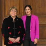 Karol Cariola Instagram - Celebramos la condecoración «Simón Bolivar a la Integración Latinoamericana» a nuestra ex Presidenta Michelle Bachelet, quien recibió la máxima distinción que entrega el @parlamentoandino por su importante contribución para la cooperación en la región 👏🏽 Como Presidenta de la Cámara de @diputadasydiputadoscl , quiero destacar también la celebración en nuestro país de las sesiones de este importante organismo interregional, encabezado por su presidenta @yolibertadora , que se enfocaron en el combate conjunto contra el crimen organizado. Esperamos contribuir a la armonización de nuestras legislaciones en materia de seguridad.
