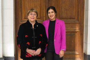 Karol Cariola Instagram - Celebramos la condecoración «Simón Bolivar a la Integración Latinoamericana» a nuestra ex Presidenta Michelle Bachelet, quien recibió la máxima distinción que entrega el @parlamentoandino por su importante contribución para la cooperación en la región 👏🏽 
Como Presidenta de la Cámara de @diputadasydiputadoscl , quiero destacar también la celebración en nuestro país de las sesiones de este importante organismo interregional, encabezado por su presidenta @yolibertadora , que se enfocaron en el combate conjunto contra el crimen organizado. Esperamos contribuir a la armonización de nuestras legislaciones en materia de seguridad.