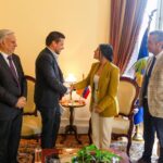 Karol Cariola Instagram - Junto al vicepresidente del Parlamento Andino, Alexis Sepúlveda @alexisdiputado , y el Secretario General de la Cámara, Miguel Landeros, nos reunimos con el Presidente de la Cámara de Diputados y Diputadas de Colombia, Andrés Calle @andrescallea Esperamos poder trabajar en conjunto y seguir fortaleciendo lazos para la construcción de una agenda legislativa favorable para ambos países.