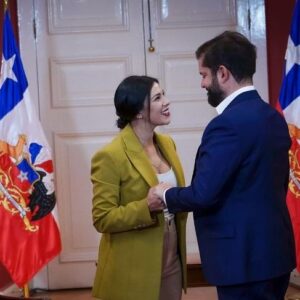 Karol Cariola Instagram - Como mesa de la Cámara de Diputados y Diputadas, hoy tuvimos la reunión protocolar con el Presidente de la República, @gabrielboric 

Desde la autonomía de los distintos poderes del Estado, reafirmamos con el Presidente nuestra voluntad de colaboración, porque Chile, su pueblo, sus necesidades y prioridades, son también las nuestras.