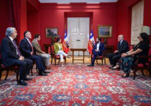 Karol Cariola Instagram - Como mesa de la Cámara de Diputados y Diputadas, hoy tuvimos la reunión protocolar con el Presidente de la República, @gabrielboric 

Desde la autonomía de los distintos poderes del Estado, reafirmamos con el Presidente nuestra voluntad de colaboración, porque Chile, su pueblo, sus necesidades y prioridades, son también las nuestras.