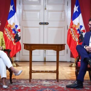 Karol Cariola Instagram - Como mesa de la Cámara de Diputados y Diputadas, hoy tuvimos la reunión protocolar con el Presidente de la República, @gabrielboric 

Desde la autonomía de los distintos poderes del Estado, reafirmamos con el Presidente nuestra voluntad de colaboración, porque Chile, su pueblo, sus necesidades y prioridades, son también las nuestras.