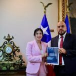 Karol Cariola Instagram - Me reuní con Presidenta de la Cámara @karolcariolaoliva para abordar la agenda de #Prevención y #Seguridad, la creación del Ministerio de Seguridad y revisamos el informe anual de homicidios, que destaca una baja del 6% en la tasa nacional de víctimas. Seguimos trabajando por #MásSeguridad