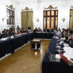 Karol Cariola Instagram - De manera unánime decidimos suspender la semana distrital para acelerar los proyectos de seguridad. Hoy y mañana sesionaremos en las comisiones unidas de constitución y seguridad, tramitando el proyecto de ley que establece las reglas del uso de la fuerza, también sesionó la comisión de defensa que continuó la tramitación de la ley de inteligencia. Desde la Cámara de Diputadas y Diputados estamos disponibles para contribuir en cuanto a lo legislativo y esperamos que se pueda actuar en unidad.