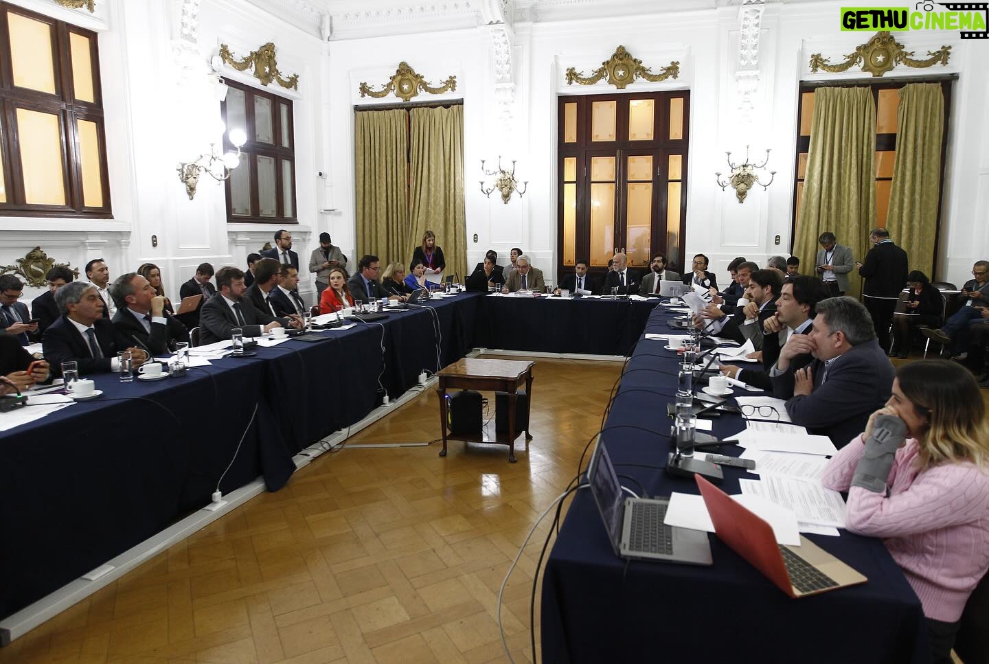 Karol Cariola Instagram - De manera unánime decidimos suspender la semana distrital para acelerar los proyectos de seguridad. Hoy y mañana sesionaremos en las comisiones unidas de constitución y seguridad, tramitando el proyecto de ley que establece las reglas del uso de la fuerza, también sesionó la comisión de defensa que continuó la tramitación de la ley de inteligencia. Desde la Cámara de Diputadas y Diputados estamos disponibles para contribuir en cuanto a lo legislativo y esperamos que se pueda actuar en unidad.