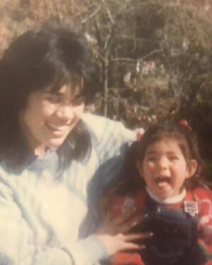 Karol Cariola Instagram - Feliz día a mi madre hermosa y a todas las madres del mundo ❤️

Mi madre ha sido un pilar fundamental en mi vida, es la persona más incondicional que conozco, ella me enseñó a leer y escribir, siempre me apoya aunque no esté deacuerdo, me inculcó que para cada prueba en la vida hay que prepararse y actuar con convicción, mi mamá me ha enseñado muchas cosas... Por eso le agradezco infinitamente su amor profundo, por estar siempre pensando en nosotros, sus hijos/as.

#LaMaternidadSiempreDebeSerUnaDecisión
#MaternidadPorOpcion
#AmorDeMamá